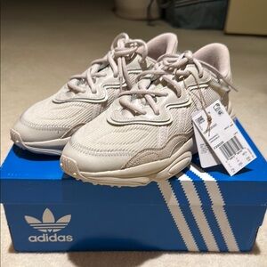 Ozweego in color bliss size 7.5